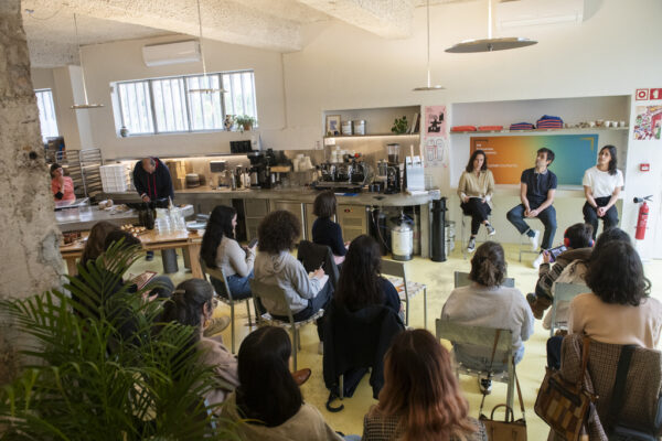 AR_Há_Conversas_No_Comércio_02