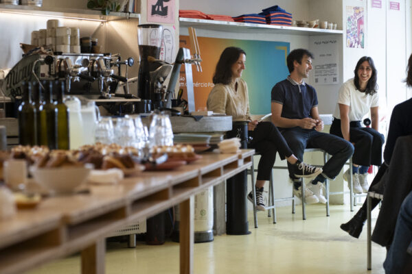 AR_Há_Conversas_No_Comércio_07