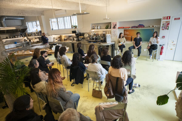 AR_Há_Conversas_No_Comércio_12