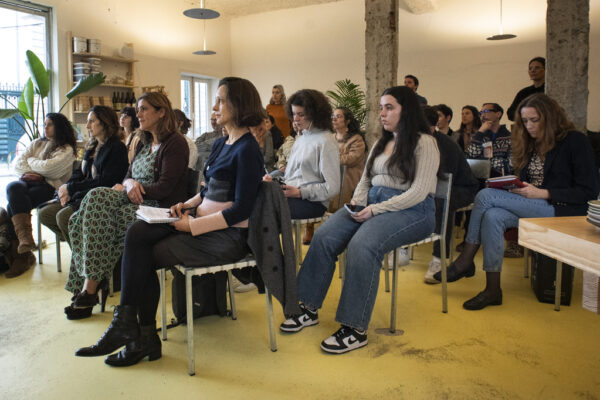 AR_Há_Conversas_No_Comércio_13