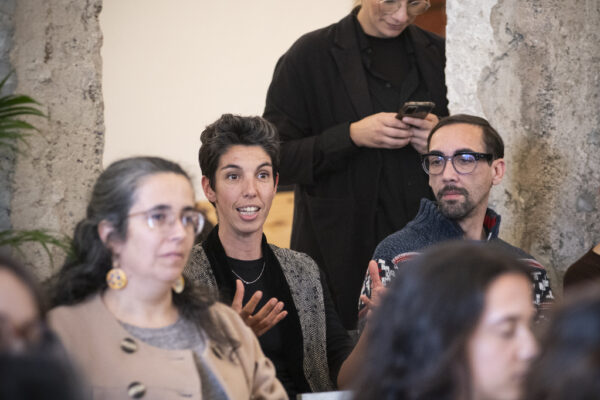 AR_Há_Conversas_No_Comércio_18