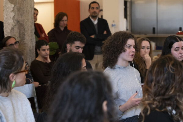 AR_Há_Conversas_No_Comércio_20