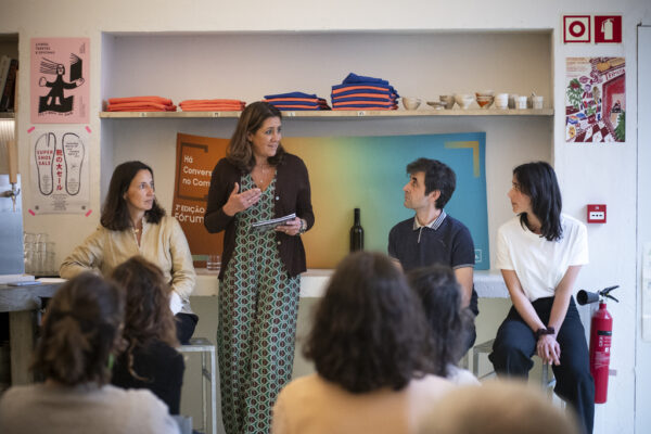 AR_Há_Conversas_No_Comércio_23