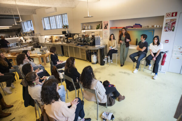 AR_Há_Conversas_No_Comércio_27