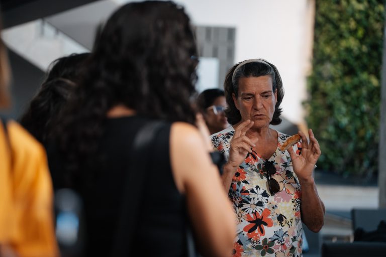 Participantes em diálogo durante o convívio