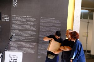 Entrega do reconhecimento ao vencedor do Afinidades 2026.