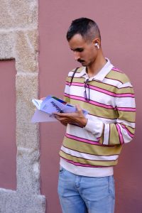 Leitura do catálogo do Afinidades 2026 no pátio do Museu.