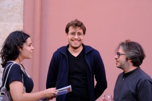 Artistas e participantes reunidos no pátio do Museu.